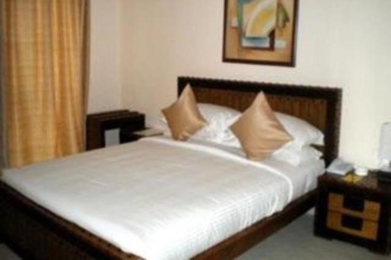 Hotel The Elite Suites Pune Room photo